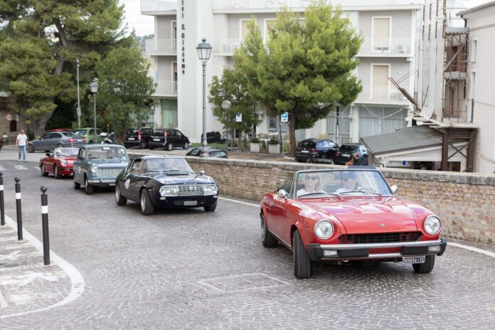 Auto d'epoca parcheggiate nel borgo storico di Monteprandone durante l'evento 'Ruote nella Storia'.