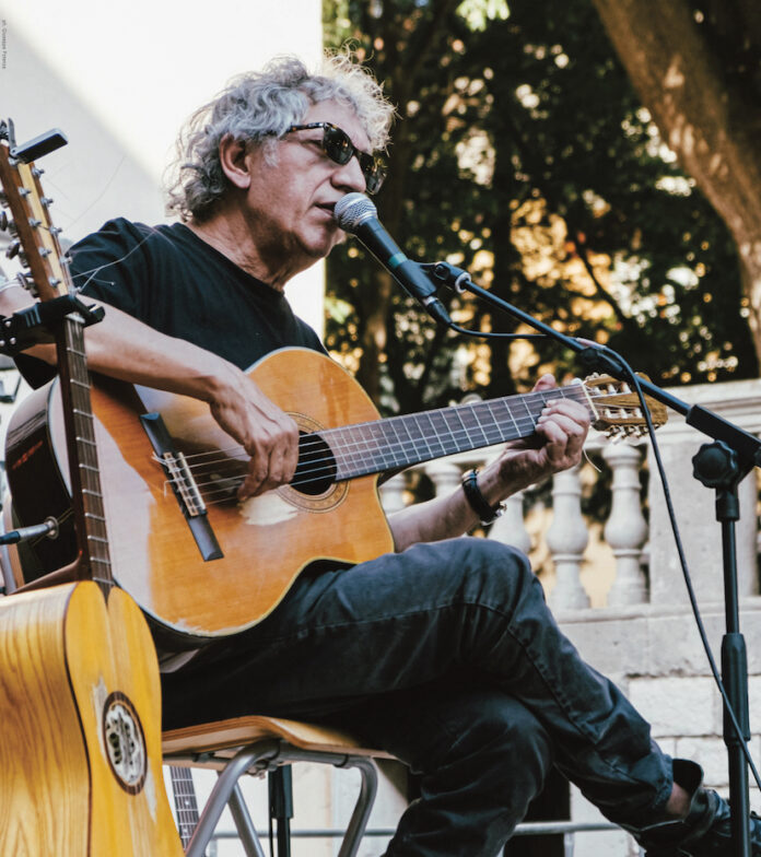 Eugenio Bennato con chitarra in concerto all'aperto
