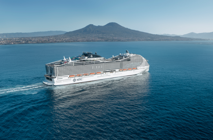 Nave da crociera MSC in navigazione nel Mar Mediterraneo con il Vesuvio visibile sullo sfondo.
