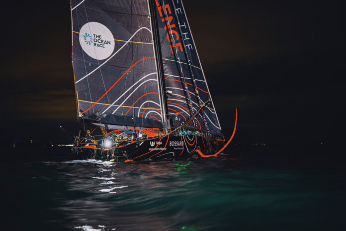 Imbarcazione da regata Embrace the Challenge in navigazione notturna durante The Ocean Race Atlantic.