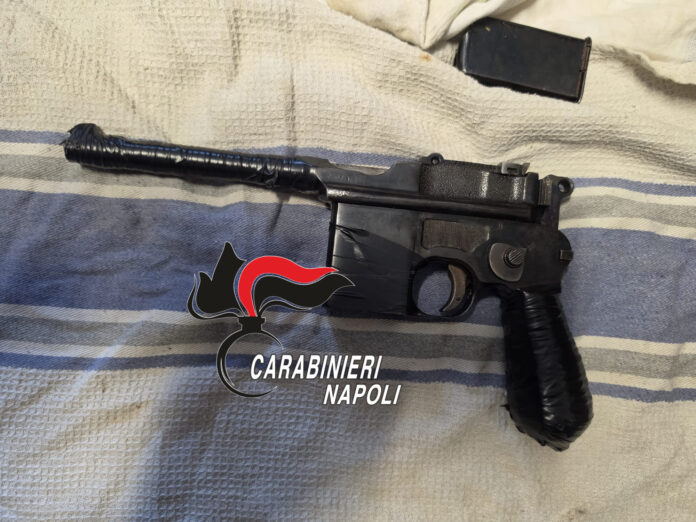Arma da guerra sequestrata posta su una superficie, immagine fornita dall'Arma dei Carabinieri di Napoli.