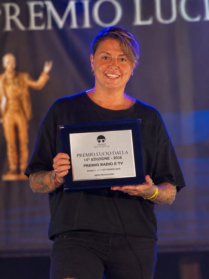 Fotografia di Angelo Rodà con targhe e trofeo del Premio Lucio Dalla 14^ edizione 2026