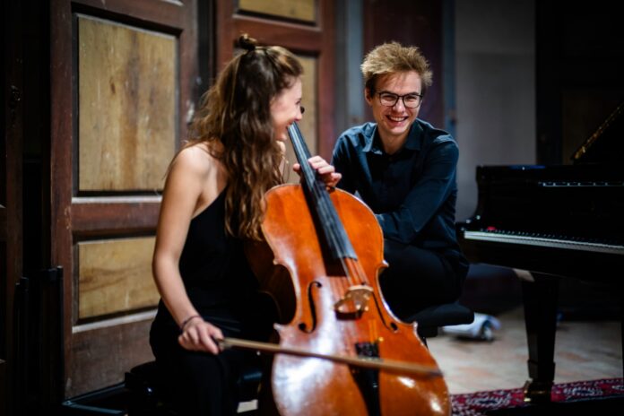 Due giovani musicisti in sala prova con violoncello e pianoforte, immagine rappresentativa della rassegna Dialoghi d'Autunno all'Accademia Filarmonica Romana.