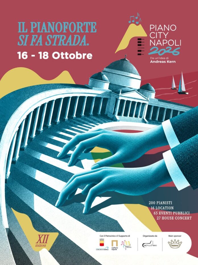 Grafica con mani che suonano un pianoforte sovrapposte all'immagine del Palazzo Polifunzionale a Napoli, con scritte che indicano Piano City Napoli 2026 e le date dell'evento.