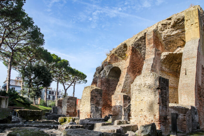 Scorcio archeologico a Pozzuoli con cielo azzurro e vegetazione
