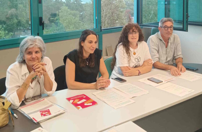Persone sedute a un tavolo durante la riunione del Tavolo regionale permanente per l’economia solidale a Bologna