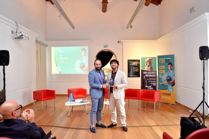 Evento della Giornata Mondiale della Fisioterapia con consegna di riconoscimento e partecipanti in sala a Catanzaro
