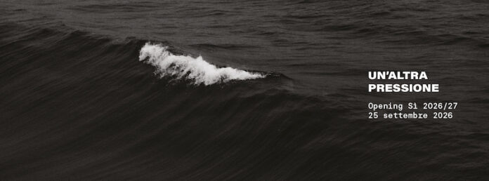 Onda del mare in bianco e nero con testo sovrapposto che annuncia Un'altra pressione, Opening Sì 2026/27, 25 settembre 2026.