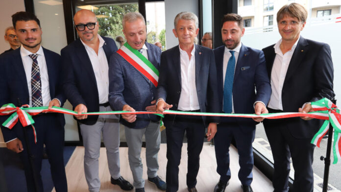 Taglio del nastro inaugurale della nuova sede Bcc di Cassano Magnago con figure istituzionali