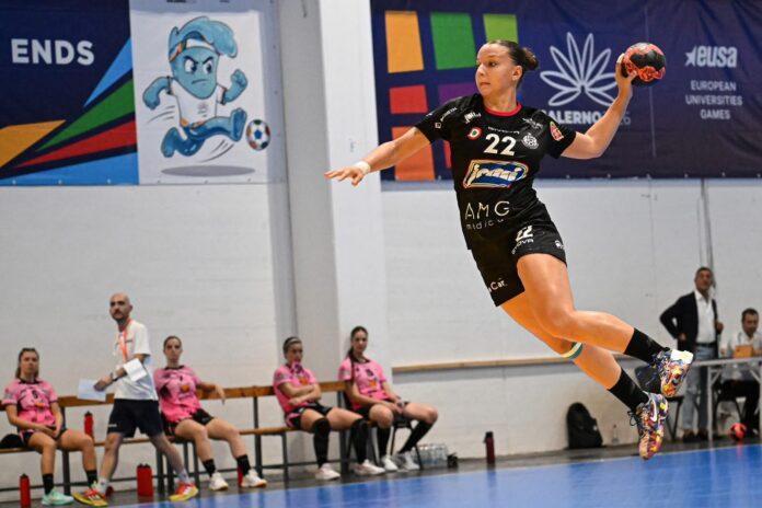 Giocatrice della Jomi Salerno in azione durante una partita di pallamano femminile indoor.