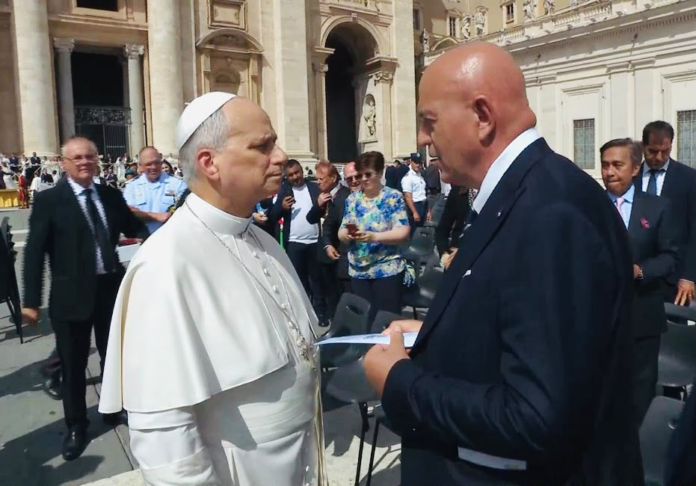 Incontro tra Marco Rizzo e il Papa Leone XIV in piazza San Pietro