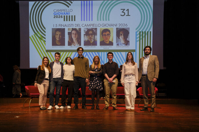 Cinque finalisti di Campiello Giovani 2026 sul palco di un teatro con pubblico in sala.