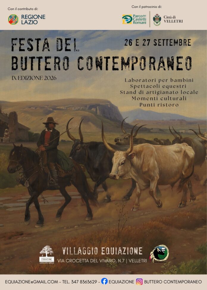 Foto in bianco e nero di butteri a cavallo che conducono un gruppo di bovini in un recinto all'aperto.
