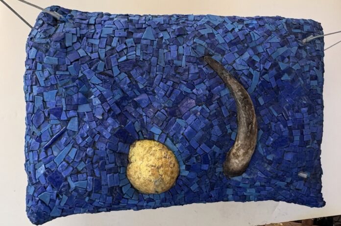 Opera musiva con tessere blu e figure artistiche in mosaico
