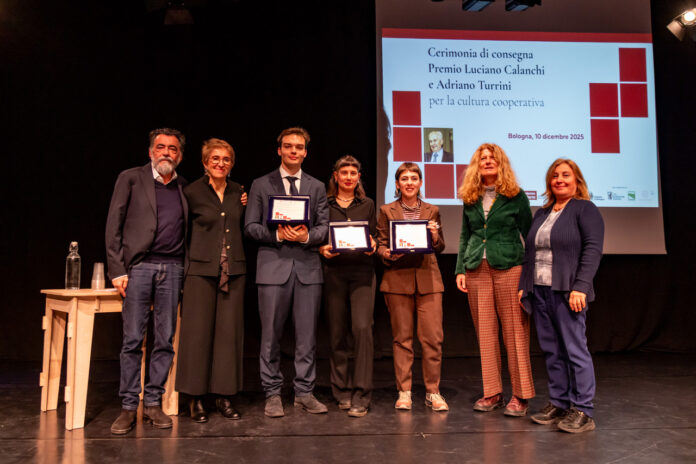Foto della premiazione del Premio Calanchi-Turrini per la cultura cooperativa con sette persone sul palco