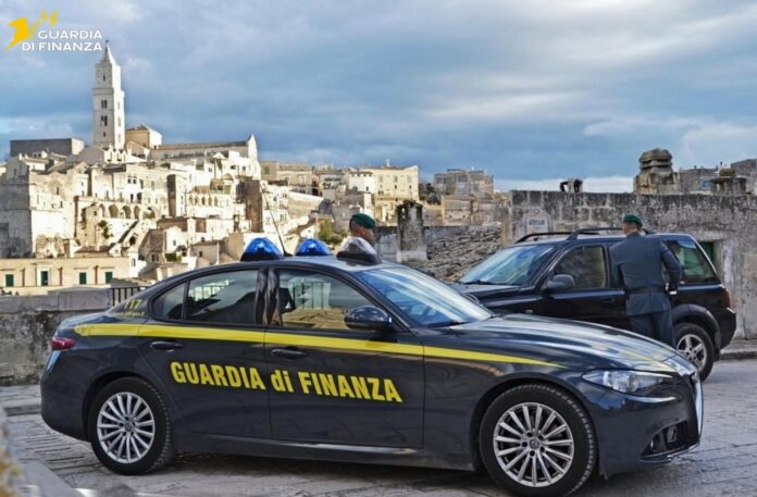 Militari della Guardia di Finanza in ufficio durante l'indagine su un medico accusato di truffa alla ASL di Matera
