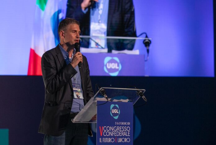 Gianluca Giuliano segretario nazionale UGL Salute al microfono durante congresso