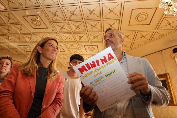 I ragazzi del progetto MiniNA con rappresentanti dell'Amministrazione comunale di Napoli nella Sala Giunta di Palazzo San Giacomo