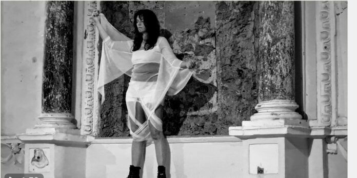 Attrice in scena durante lo spettacolo 