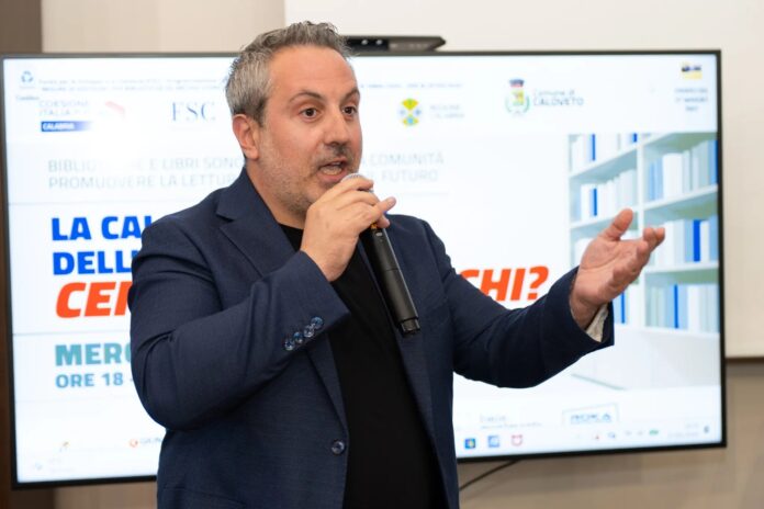 Sindaco Luca Mauro del Comune di Melissa parla in un evento pubblico