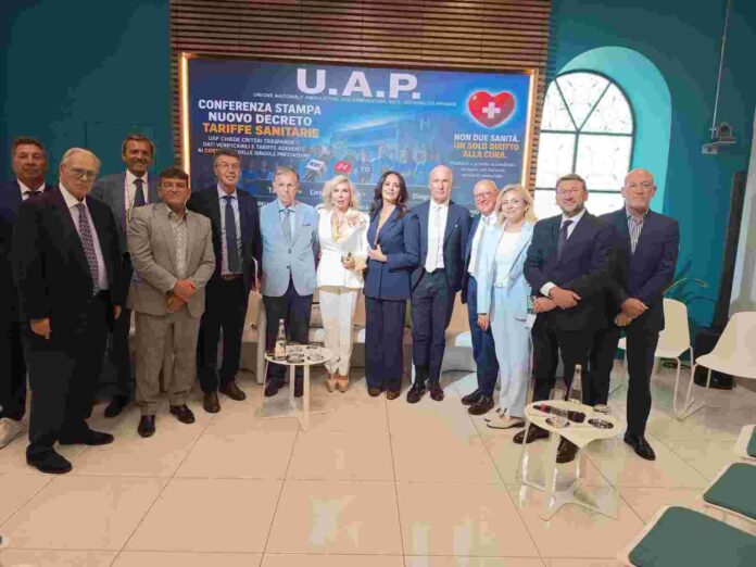 Foto di gruppo durante la conferenza U.A.P. sulle tariffe sanitarie a Roma