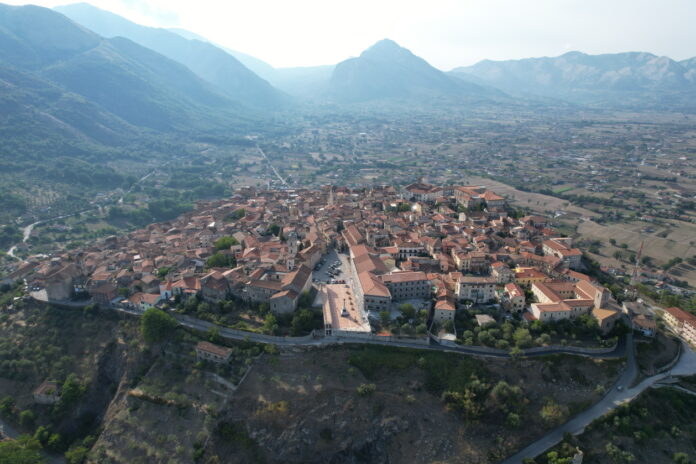 Vista aerea panoramica del centro storico di Teggiano con montagne sullo sfondo