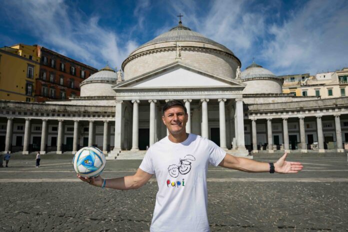 Piazza del Plebiscito a Napoli con persone e edifici storici sullo sfondo, immagine di archivio.