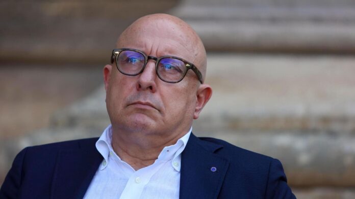 La Procura di Palermo ha disposto perquisizioni negli studi e nell’abitazione dell’avvocato Gaetano Armao, ex vicepresidente della Regione Siciliana.