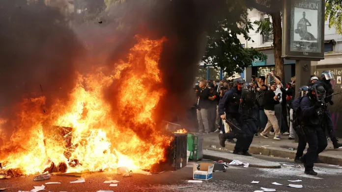 Francia, proteste e scontri: 1.200 fermati e 150 agenti feriti