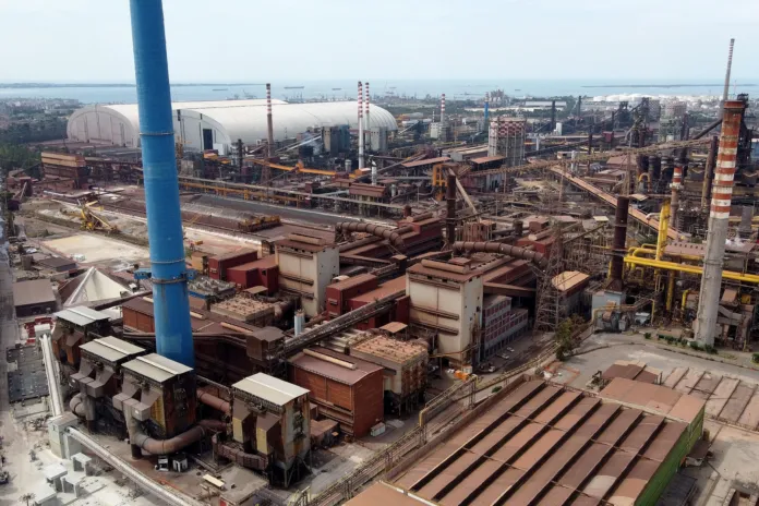 Stabilimento siderurgico ex Ilva di Taranto, Acciaierie d'Italia chiede la cassa integrazione per 8.622 lavoratori.