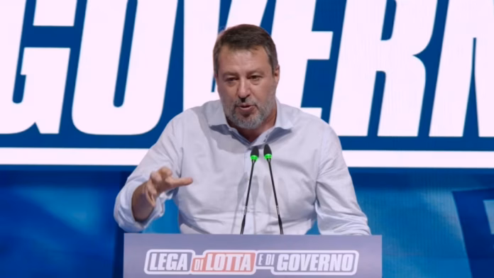 Matteo Salvini durante un intervento politico, rieletto segretario della Lega fino al 2030.