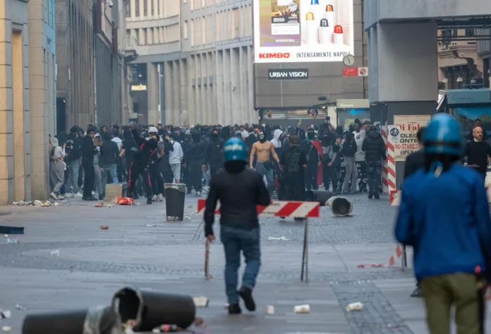 Scontri a Milano in Piazza Duomo
