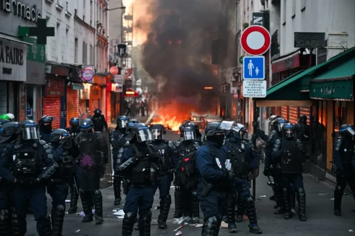Manifestante muore per malore a Parigi durante proteste con 1.800 fermi