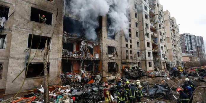 Danni di un bombardamento russo a Kiev