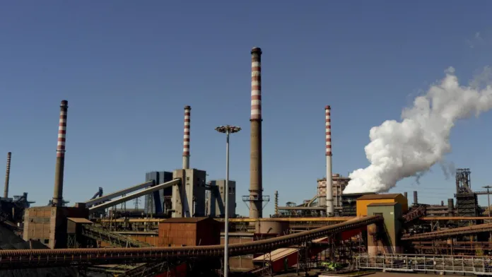 Lo stabilimento siderurgico ex Ilva di Taranto. La Procura ha chiesto gli arresti domiciliari per Lucia Morselli e altri due indagati nell'ambito dell'inchiesta sulle emissioni e sulla gestione degli impianti