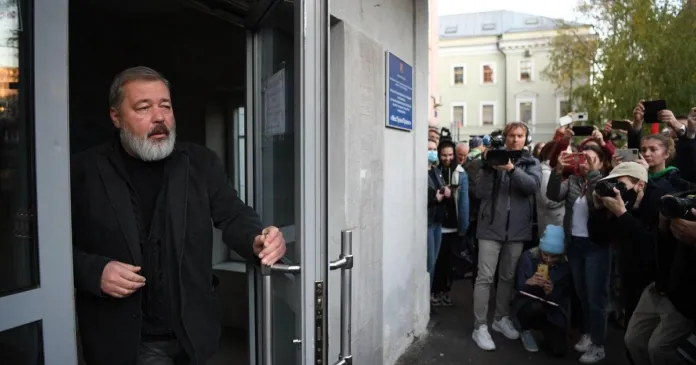 La storica testata indipendente russa Novaya Gazeta ha annunciato la cessazione delle attività in Russia dal 9 novembre 2026, denunciando le pressioni delle autorità e dei servizi segreti.