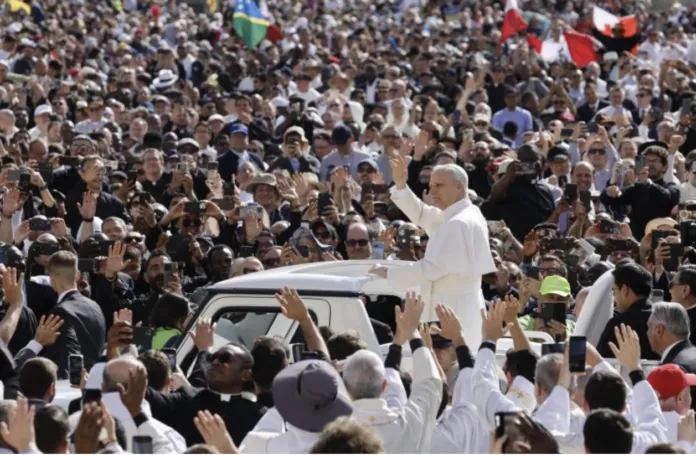 Il Papa in Piazza San Pietro in papamobile
