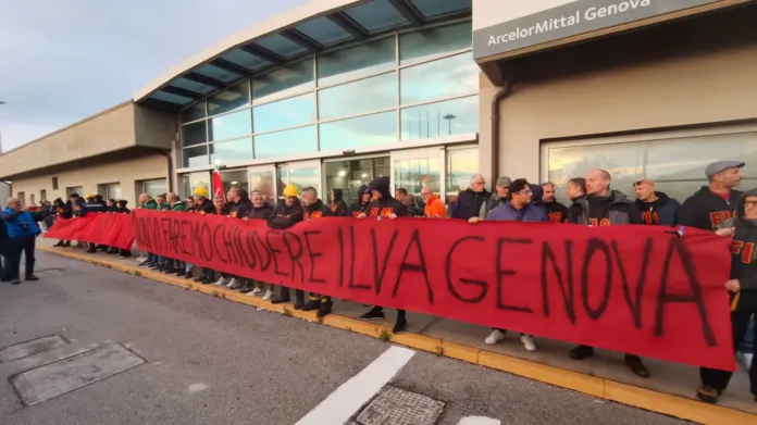 Ex Ilva, lavoratori di Cornigliano occupano l'aeroporto di Genova contro la nuova cassa integrazione