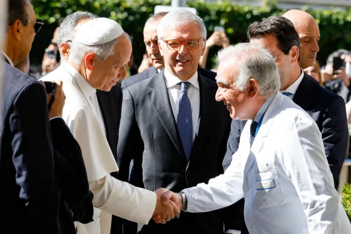 Papa Leone XIV, dimissioni dal Policlinico Gemelli e ritorno in Vaticano dopo l'intervento al polmone.