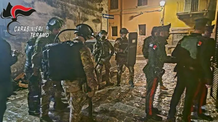 Giulianova, blitz all’alba dei carabinieri nella zona Rocca: con elicotteri e unità cinofile contro lo spaccio di cocaina ed eroina
