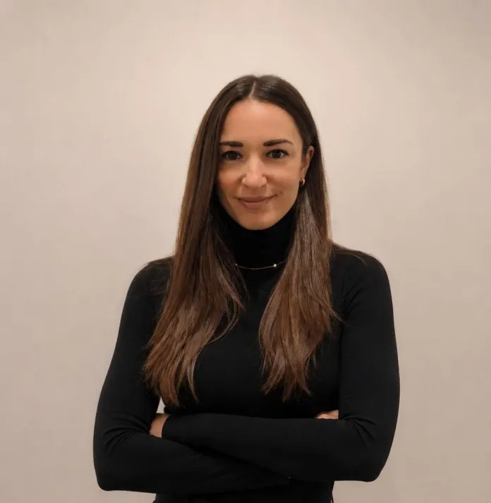 Immagine di Michela Sertorio, Business Line Manager – BU Pension Funds di Kirey, sorridente e con le braccia incrociate, in un ambiente neutro.