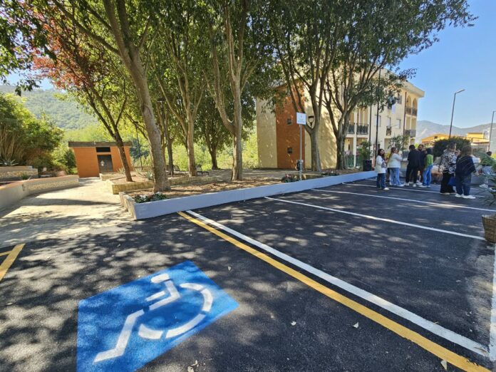 Nuova area di sosta con segnaletica per disabili e rampa di accesso a Villa Beatrice a Fusara, fotografia di archivio.
