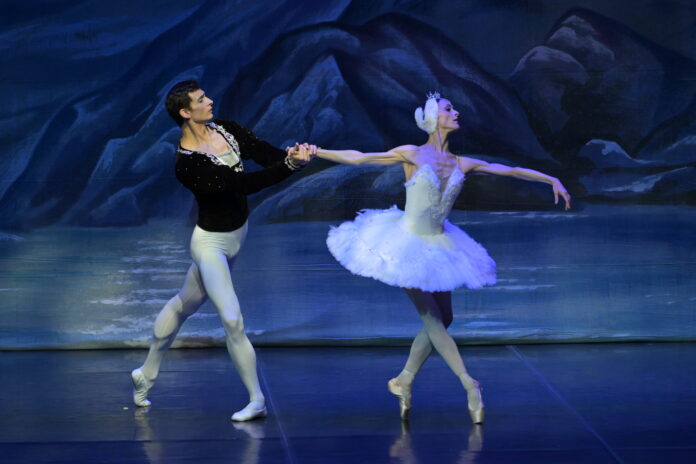 Due ballerini in una scena del balletto Il Lago dei Cigni sul palco