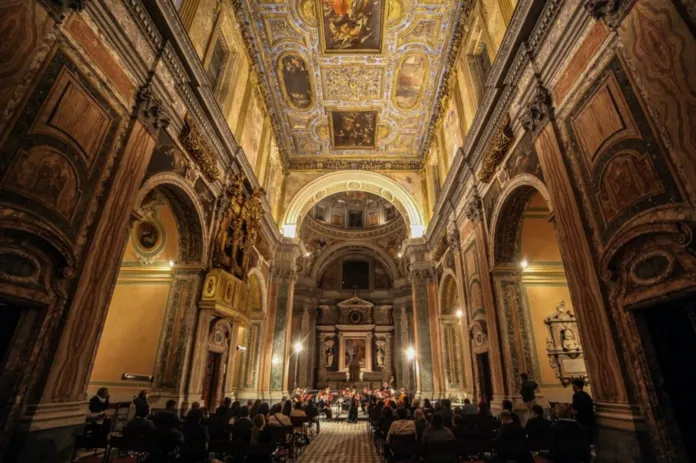 Interno ornate della Chiesa dei SS. Marcellino e Festo a Napoli con un concerto in corso