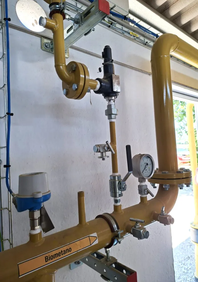 Immagine di un impianto industriale di biometano con tubature e strumenti di misurazione.