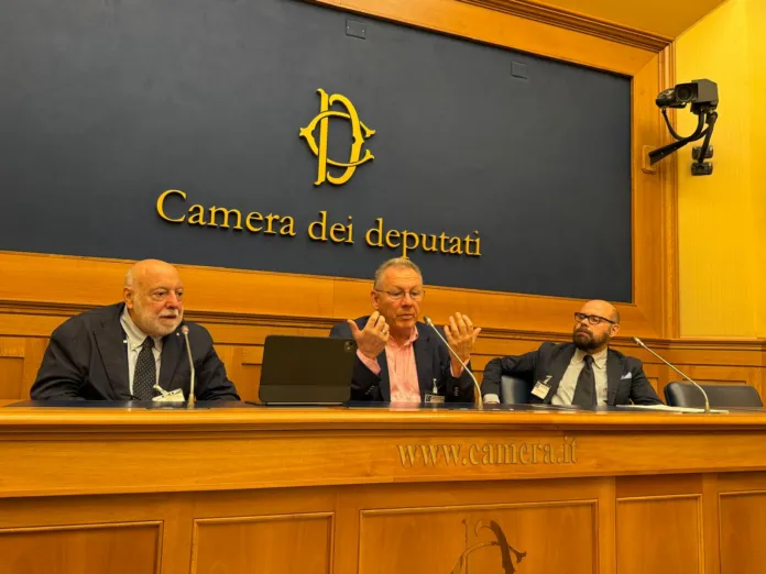 Sala Stampa della Camera dei Deputati durante la presentazione della piattaforma BioSIC con tre persone sedute al tavolo conferenze.