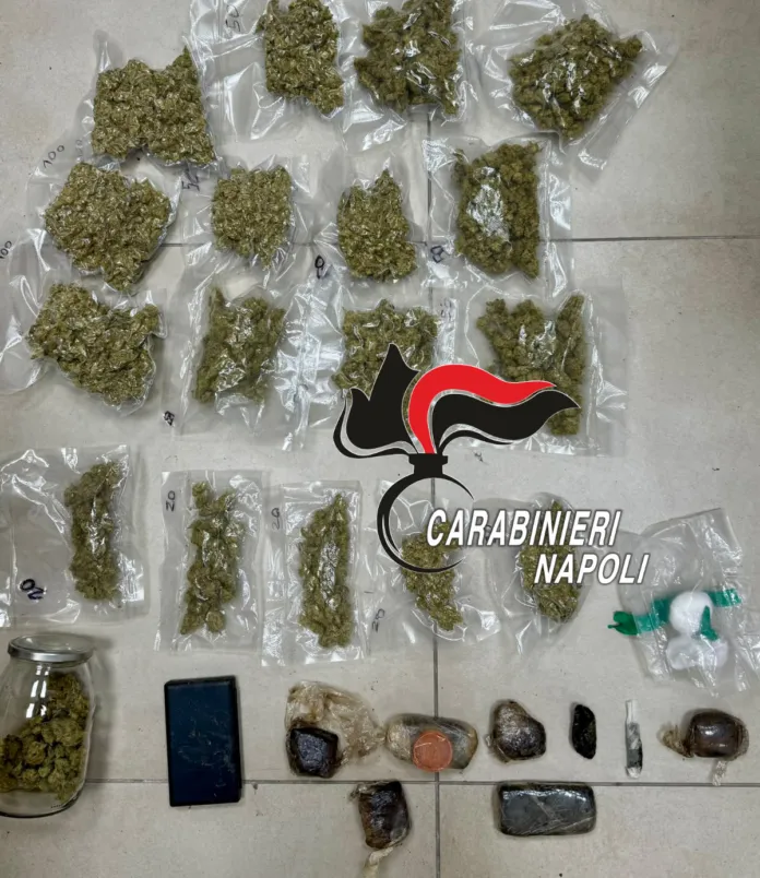 Buste di marijuana, panetti di hashish e altri materiali disposti su una superficie, con il logo dei Carabinieri Napoli sovrapposto.