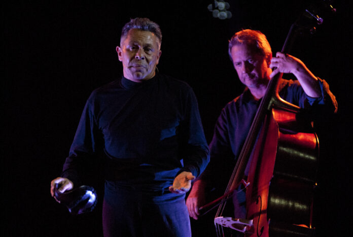 Attore e musicista durante la performance teatrale 