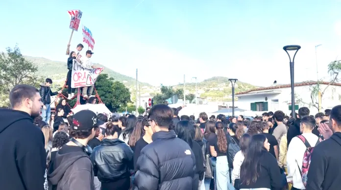 Gruppo di studenti radunati all'aperto durante una manifestazione studentesca ad Ischia.