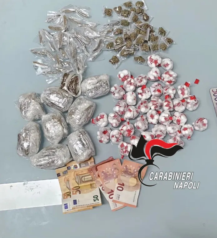 Foto di droga e denaro sequestrati, immagine illustrativa.